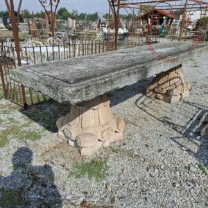 Tavolo pietra con capitelli