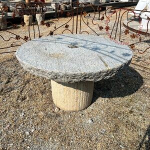 Tavolo con macina in pietra
