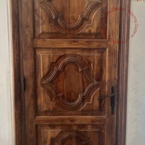 Porta a tre pannelli scolpiti