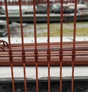 Inferriata in ferro con inserti ghisa