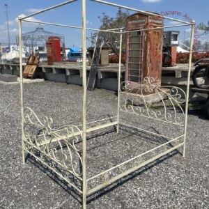 Letto a baldacchino in ferro battuto