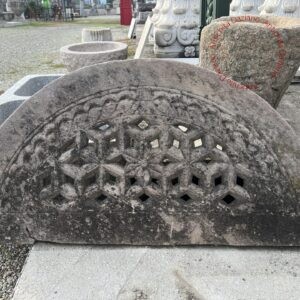 Sovraporta ad arco in pietra