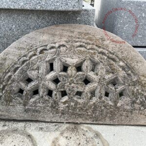 Sovraporta ad arco in pietra