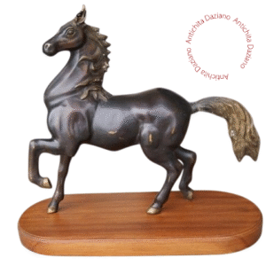 Cavallo in bronzo base in legno