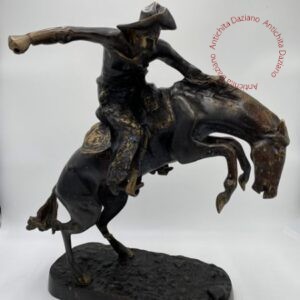 Cowboy a cavallo in bronzo