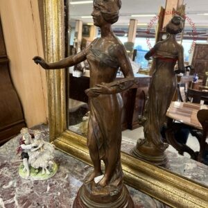 Scultura femminile patinata in bronzo