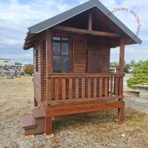 Casetta in legno rustica con veranda